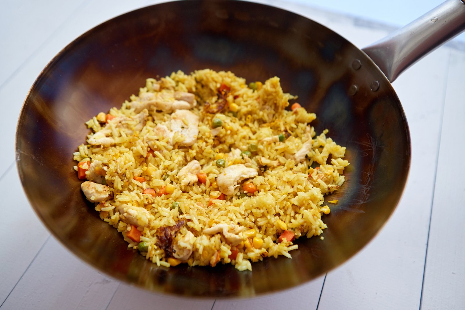 Gebratener Reis in einem Wok beim Kochen
