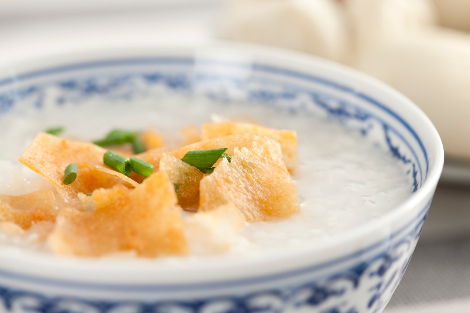 Asiatischer Congee Reisporridge in einer Schüssel