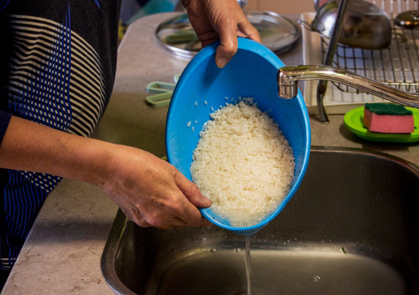 Reis wird in einer Schüssel mit Wasser eingeweicht