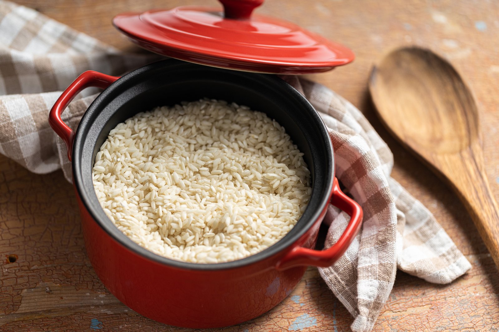 Gekochter Reis der nach dem Kochen zusammenklumpt