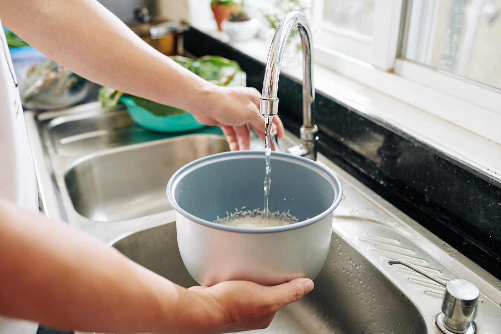 Wasser wird in einem Messbecher für das Kochen abgemessen